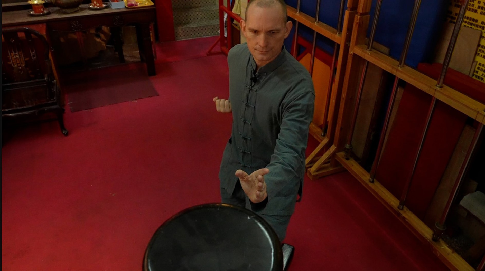 Lundqvist thực hiện bài tập với mộc nhân