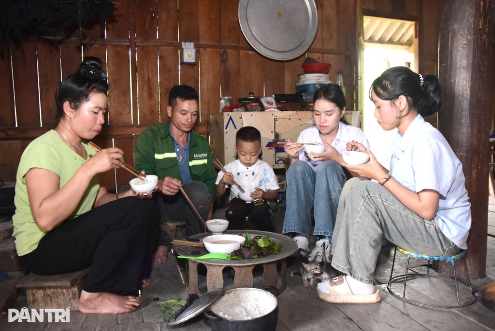 Mắc bệnh hiểm nghèo, bé trai vùng cao nguy cơ dang dở việc học - 3