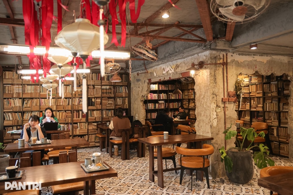 Hà Nội: Chủ quán chi 1,4 tỷ đồng mở tiệm cà phê, mua 3 tấn sách cũ - 3