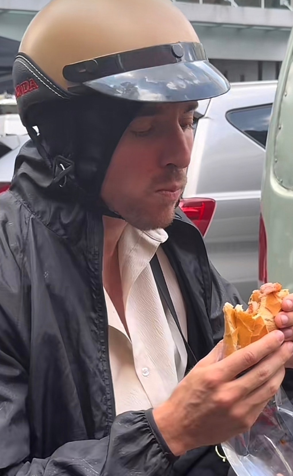 Chàng trai Đức đi khắp TPHCM tìm ổ bánh mì ngon nhất, kết quả gây bất ngờ - 2 Chàng trai Đức đi khắp TPHCM tìm ổ bánh mì ngon nhất, kết quả gây bất ngờ - 2