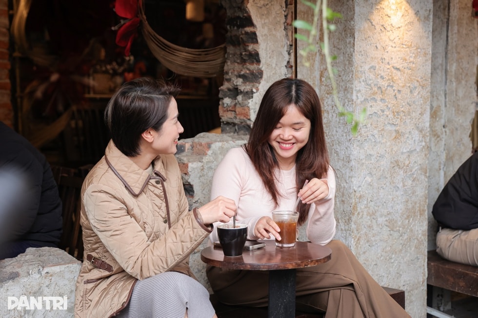 Hà Nội: Chủ quán chi 1,4 tỷ đồng mở tiệm cà phê, mua 3 tấn sách cũ - 7