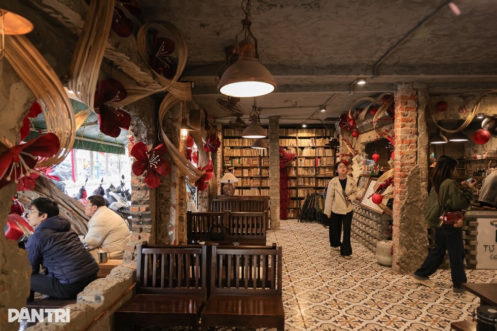 Hà Nội: Chủ quán chi 1,4 tỷ đồng mở tiệm cà phê, mua 3 tấn sách cũ - 1