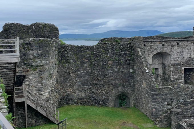 Bên trong lâu đài nơi hai chị em bị mắc kẹt. Ảnh: CNN