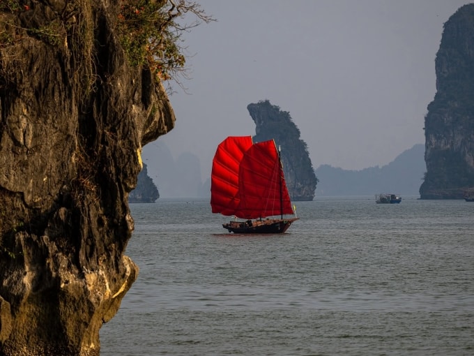 Thuyền buồm đỏ trên vịnh Hạ Long. Ảnh: Azure