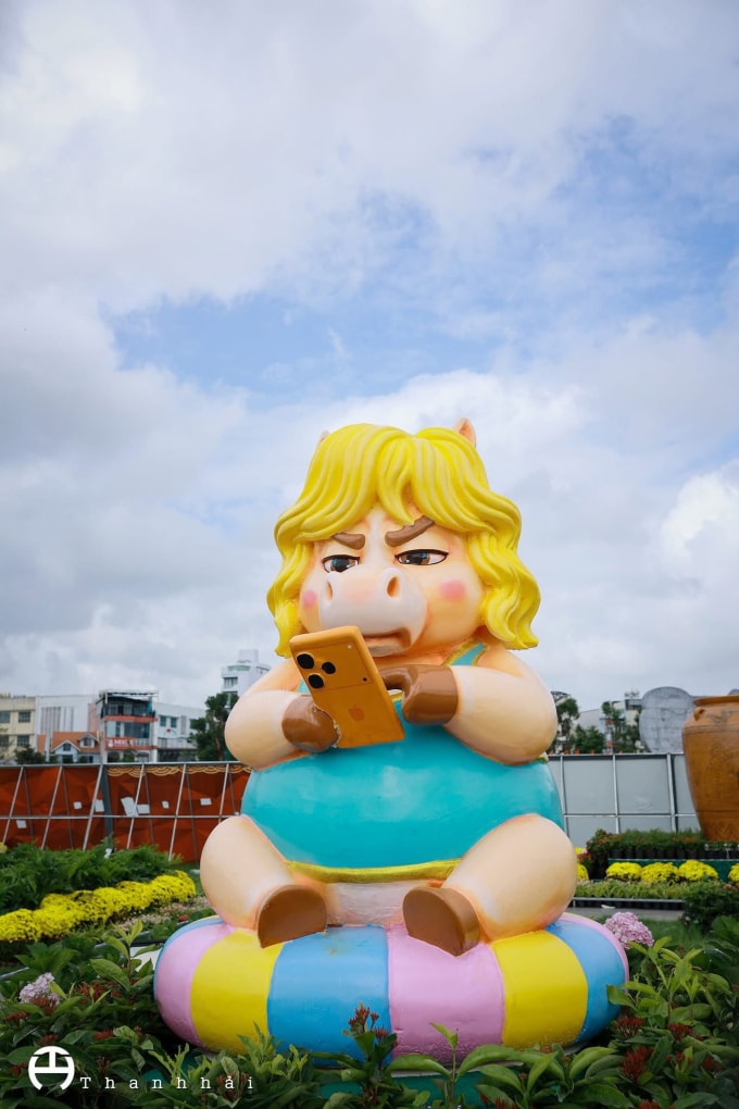 Linh vật ngựa cầm iphone tại Quy Nhơn. Ảnh: Thanh Hải