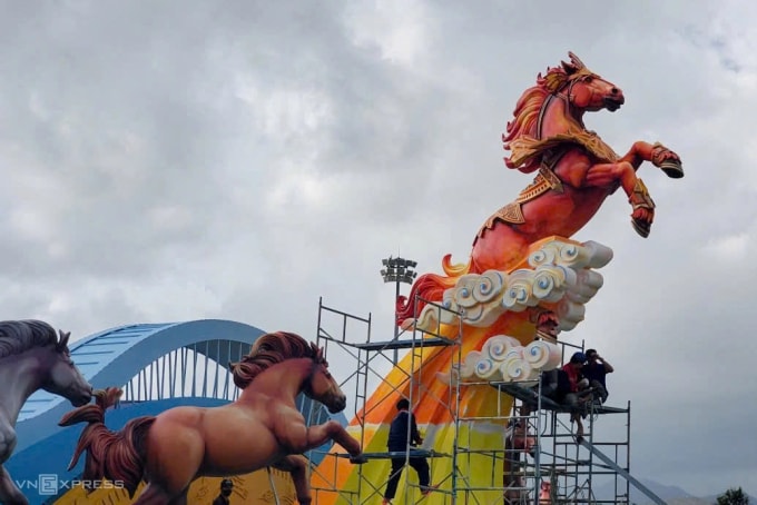 Tạo hình ngựa ở khu vực trung tâm mang dáng vẻ ngựa chiến của Thánh Gióng. Ảnh: Trần Hoá