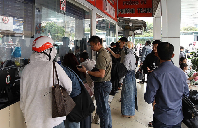 Khách mua vé ở bến xe Miền Tây (quận Bình Tân cũ). Ảnh:Giang Anh