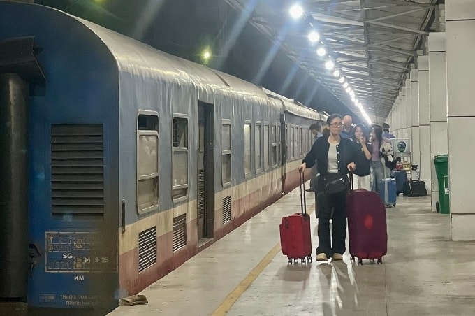 Khách mang hành lý lên tàu ở ga Sài Gòn, tháng 1/2026. Ảnh: Giang Anh