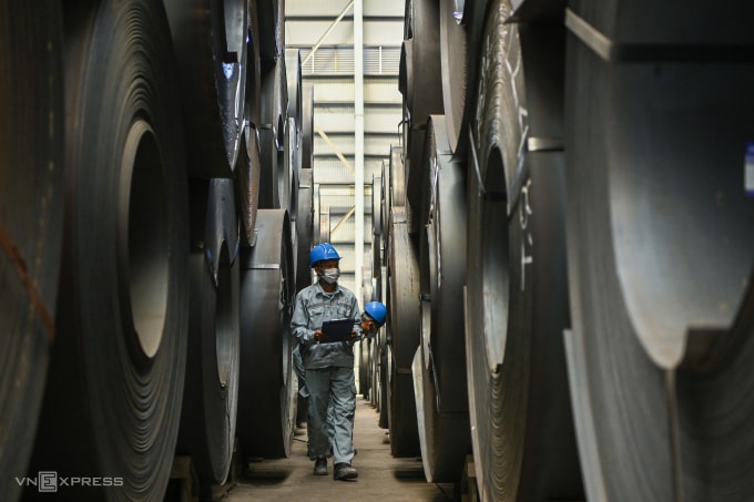 Công nhân trong nhà máy sản xuất thép Dung Quất của Hòa Phát, Quảng Ngãi, ngày 20/4/2024. Ảnh: Giang Huy