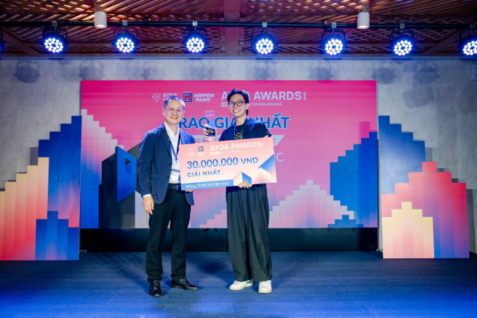 Giải nhất mảng thiết kế kiến trúc được trao cho thí sinh Lê Võ Hồng Phúc (phải). Ảnh: Nippon Paint