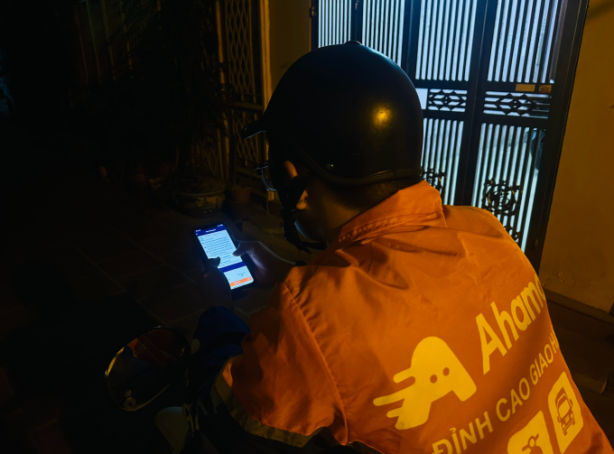 Mỗi ngày, Đạt làm việc khoảng 18 tiếng, ăn tranh thủ, ngủ trên yên xe để kiếm được nhiều tiền. Ảnh: Nhân vật cung cấp