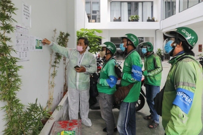 Tài xế học nghiệp vụ trước khi chạy xe. Ảnh: Quỳnh Trần