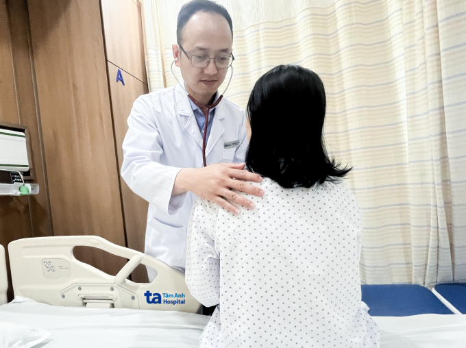 Bác sĩ Tuấn khám cho bà Liên trước lúc xuất viện. Ảnh: Bệnh viện Đa khoa Tâm Anh