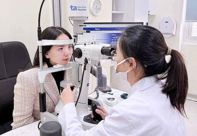 Bác sĩ Huyền khám mắt cho một phụ nữ. Ảnh minh họa: Bệnh viện Đa khoa Tâm Anh