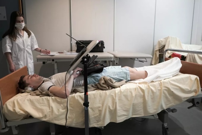 Nghiên cứu mô phỏng môi trường không trọng lực yêu cầu người tham gia nằm trên giường trong tư thế chân cao hơn đầu. Ảnh: MEDES
