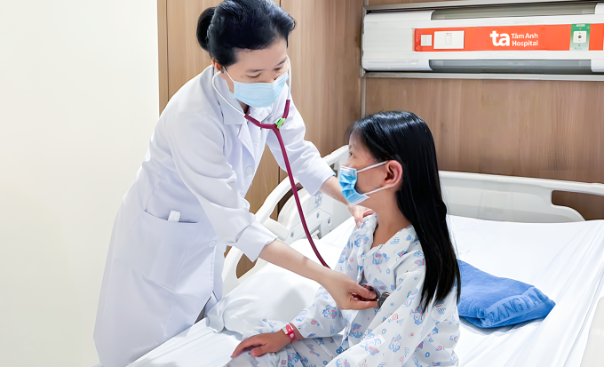 Bác sĩ Phú khám cho bé Tú trước khi xuất viện. Ảnh: Bệnh viện Đa khoa Tâm Anh