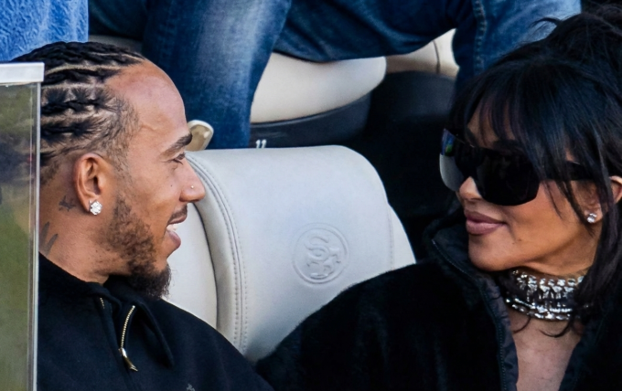 Lewis Hamilton và Kim Kardashian xem trận chung kết bóng bầu dục Mỹ trên sân Levi’s ở Santa Clara, California, ngày 8/2/2026. Ảnh: Telegraph