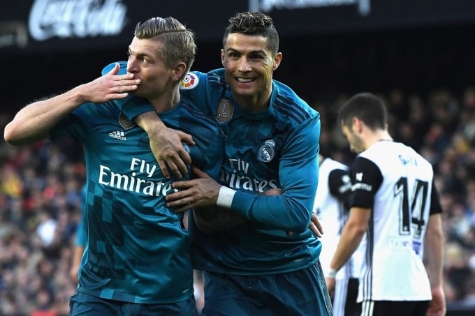 Kroos (trái) và Ronaldo thời còn cùng nhau phụng sự Real Madrid. Ảnh: AFP