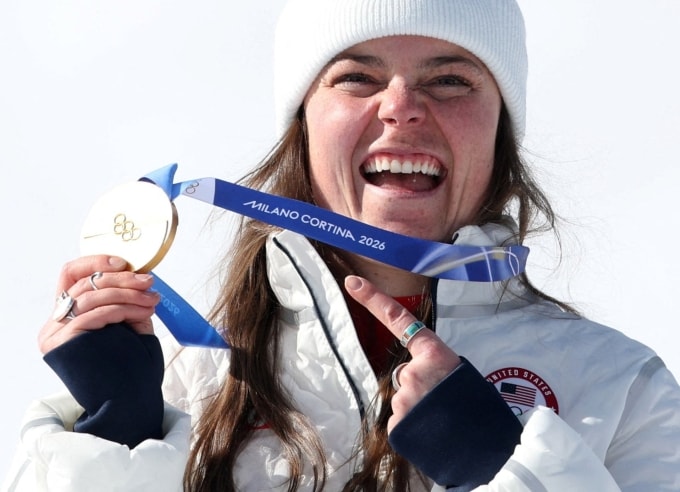 VĐV người Mỹ Breezy Johnson với HC vàng trượt tuyết tại Olympic Mùa đông Milano-Cortina, ngày 8/2/2026. Ảnh: Reuters