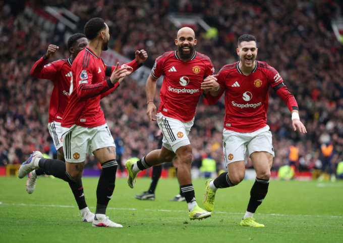 Các cầu thủ Man Utd mừng bàn mở tỷ số của Bryan Mbeumo. Ảnh: Reuters