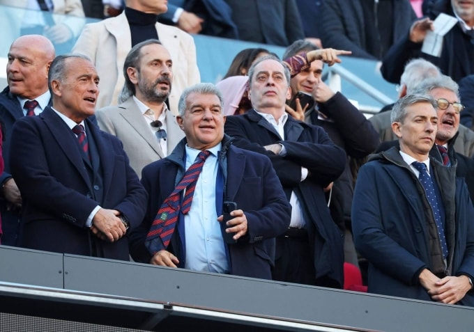 Laporta (giữa) theo dõi trận Barca 3-0 Mallorca ở vòng 23 La Liga trên sân Camp Nou hôm 7/2. Ảnh: NP