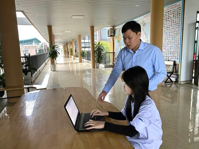 Yến Dương và thầy Lê Duy Bình, giáo viên đội tuyển Tin trường THCS Vĩnh Tường. Ảnh: Gia đình cung cấp