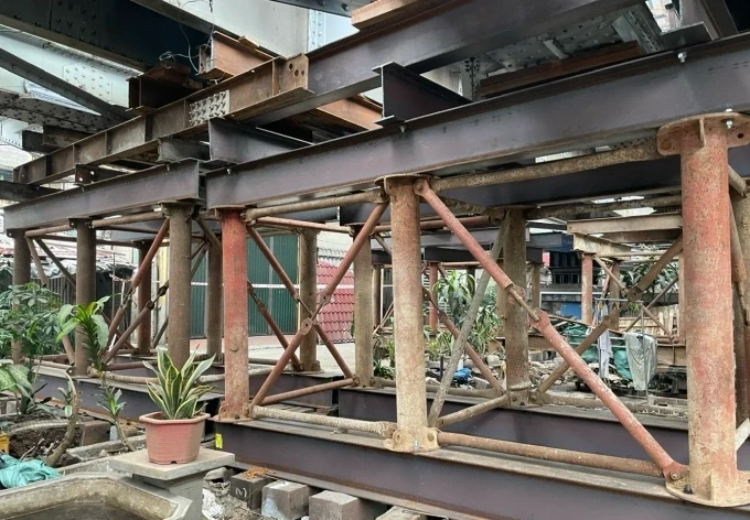 Vị trí dàn thép bị hư hỏng, phải sửa chữa trong một tuần. Ảnh: VNR