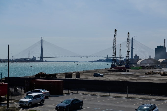 Cầu Gordie Howe trong quá trình thi công hồi tháng 4/2025. Ảnh: AFP