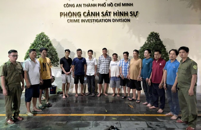 Cảnh sát bắt hơn 40 người liên quan đến các cờ bạc, đá gà. Ảnh: Công an TP HCM