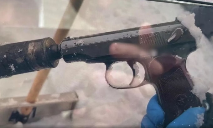 Khẩu súng ngắn PM được tìm thấy tại hiện trường vụ ám sát hụt tướng Alekseyev. Ảnh: RIA Novosti