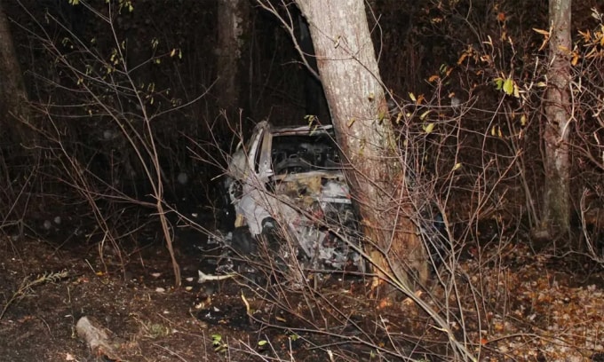 Chiếc Tesla Model Y đâm vào một cây và bốc cháy khiến tài xế tử vong trong xe do không thể thoát ra ngoài. Ảnh: Easton Police Department