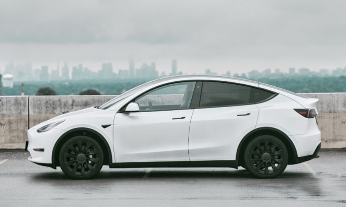 Xe điện Tesla Model Y với thiết kế tay nắm cửa ẩn. Ảnh: Claveys Corner