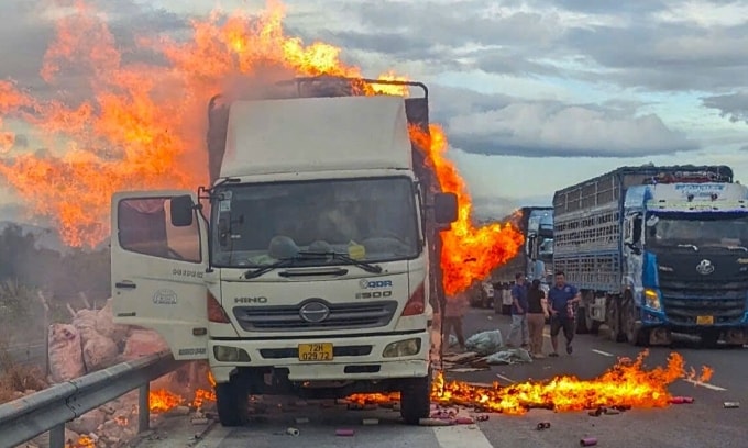 Lửa bao trùm xe tải chở hàng trên cao tốc Vĩnh Hảo - Phan Thiết chiều 10/2. Ảnh: Nguyễn Tư