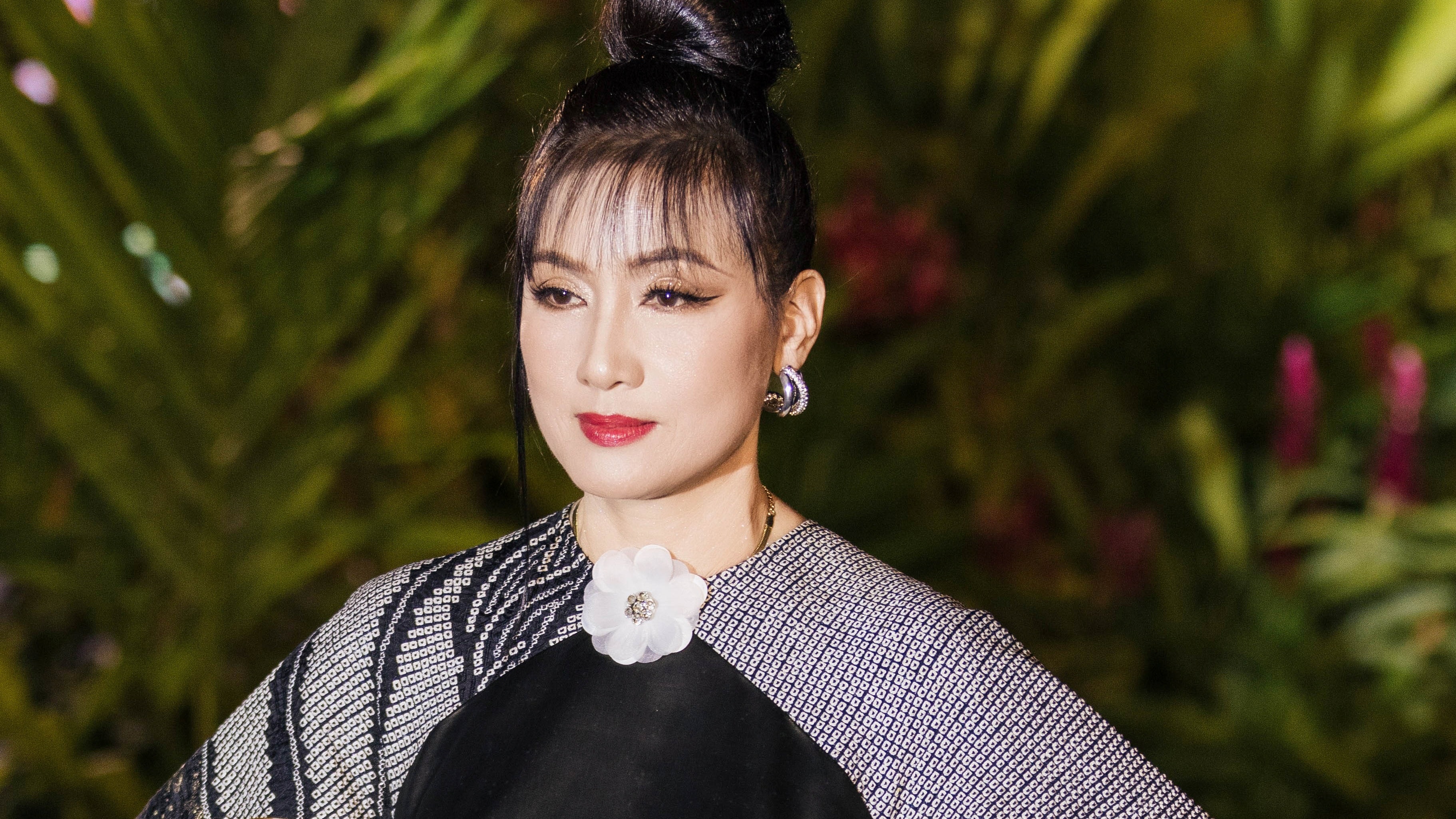 Hiền Mai catwalk với áo dài của Võ Việt Chung