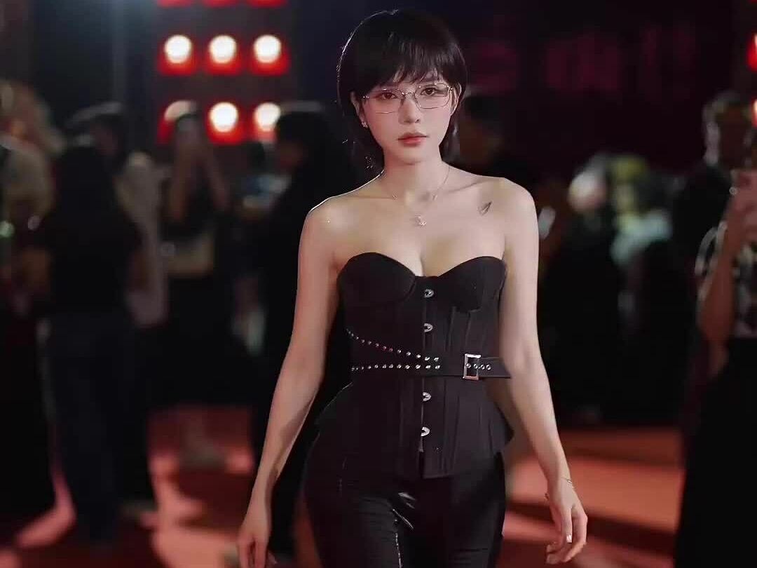 LyLy ở sự kiện ra mắt phim 