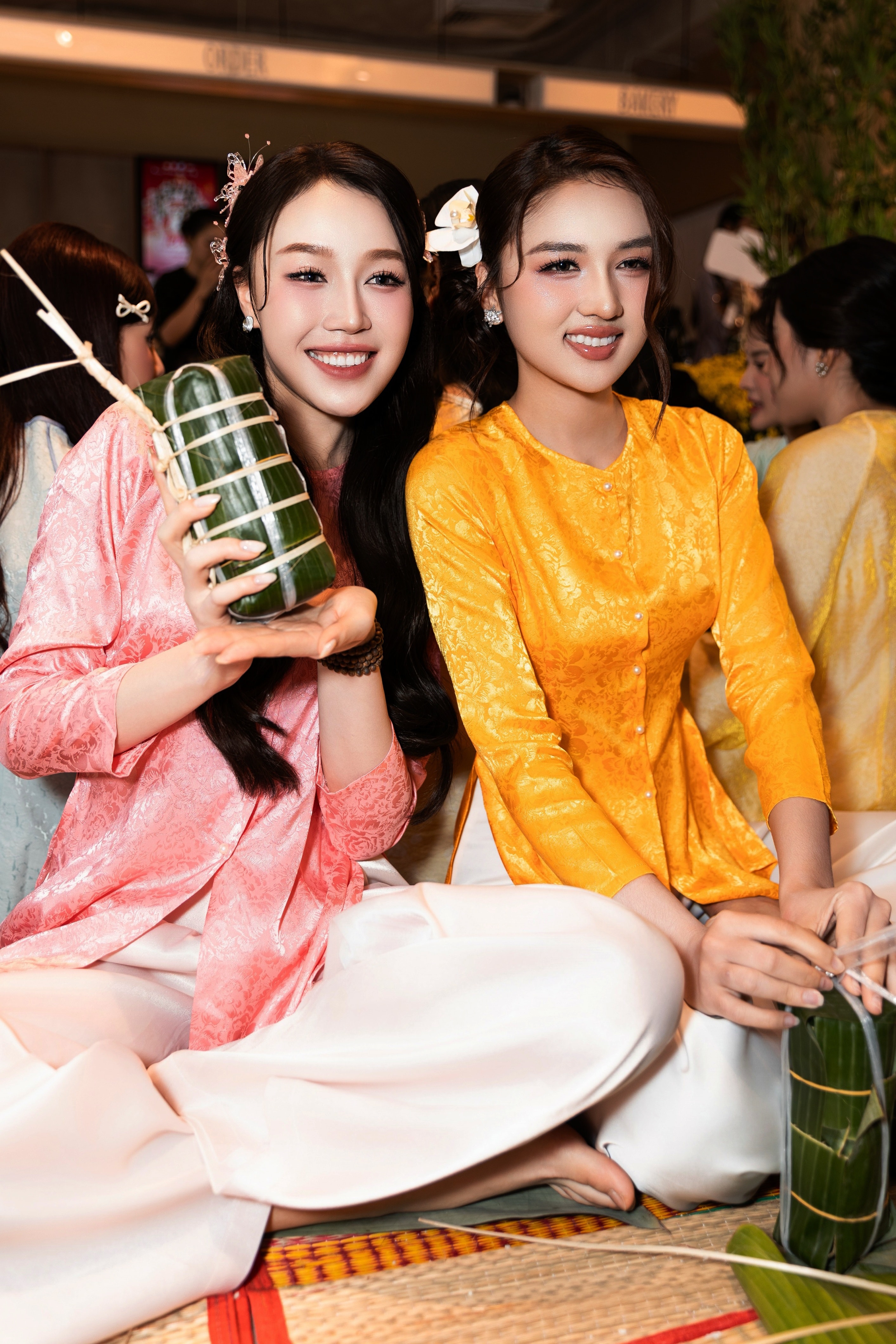 Hàng chục hoa hậu, á hậu gói bánh chưng tặng người nghèo