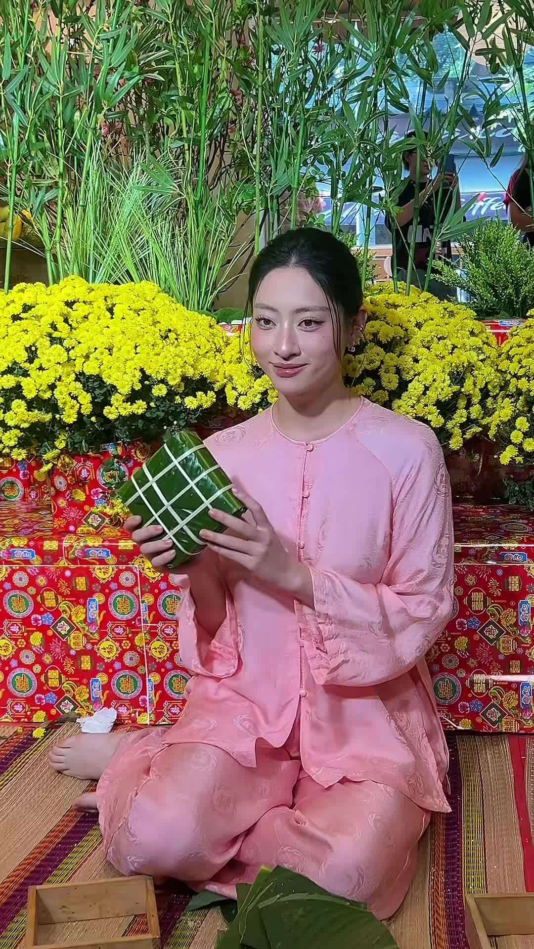Hoa hậu Lương Thùy Linh gói bánh chưng