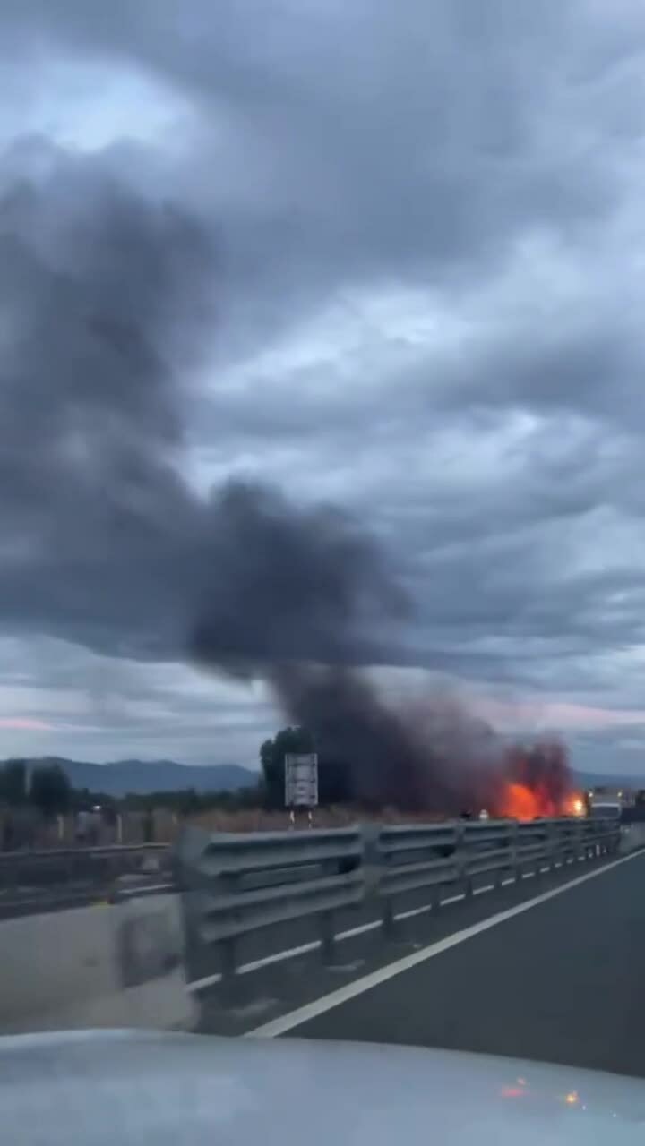 Lửa bao trùm xe tải trên cao tốc Vĩnh Hảo - Phan Thiết