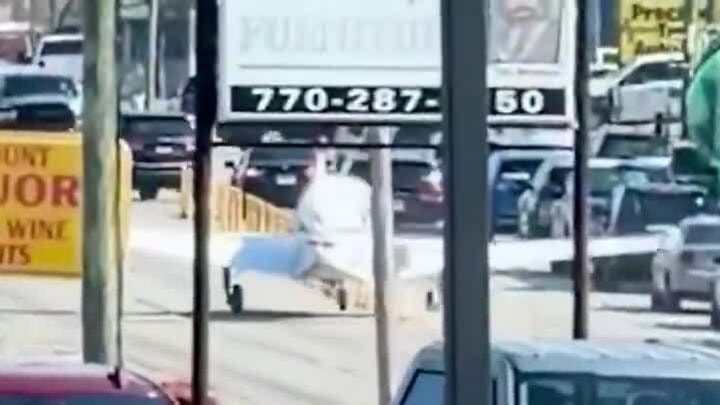 Máy bay đâm loạt phương tiện khi hạ cánh khẩn xuống đường