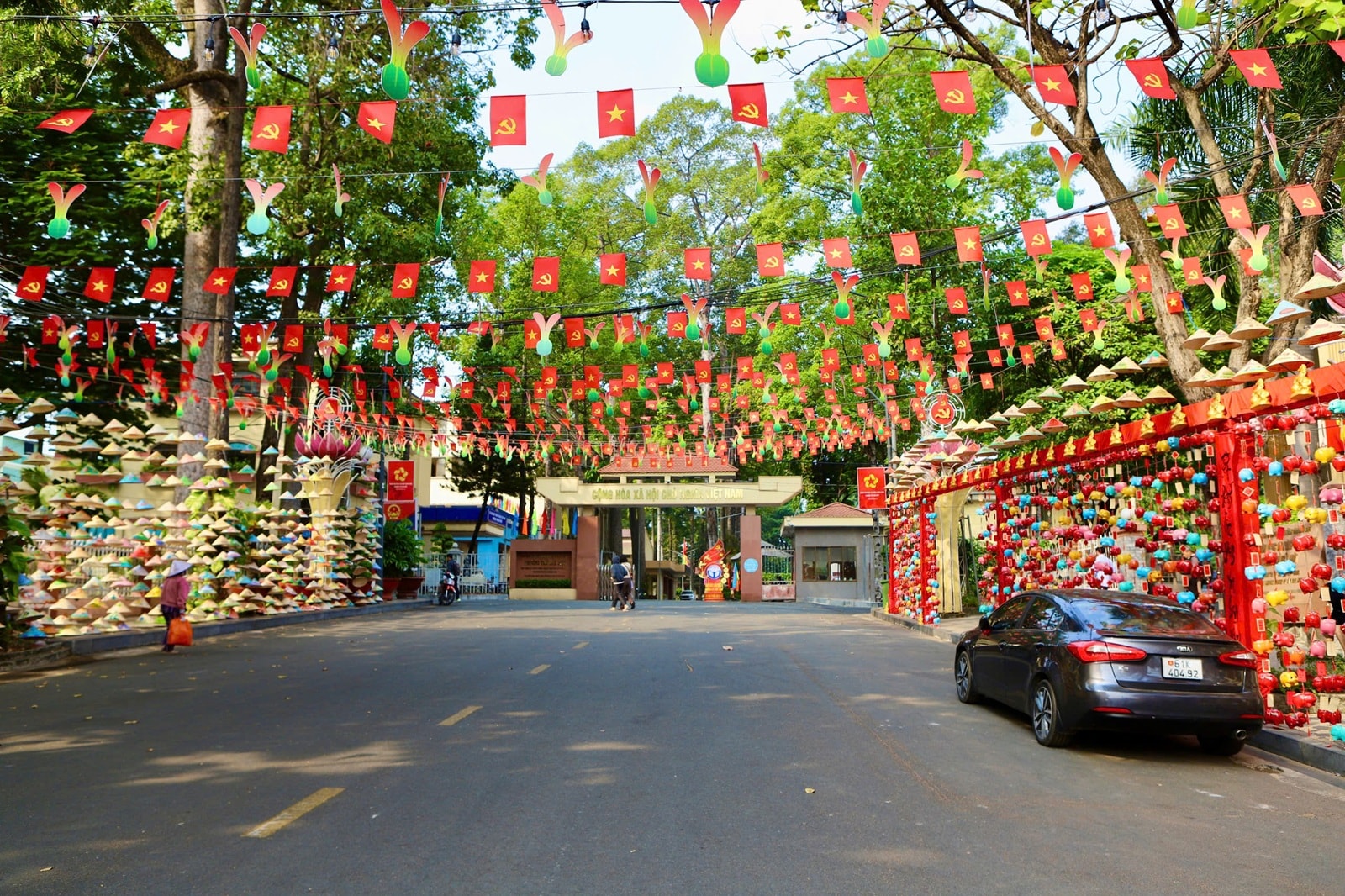 'Đường heo đất' rực rỡ sắc Xuân, điểm check-in độc đáo giữa lòng Thủ Dầu Một- Ảnh 2. 'Đường heo đất' rực rỡ sắc Xuân, điểm check-in độc đáo giữa lòng Thủ Dầu Một- Ảnh 2.
