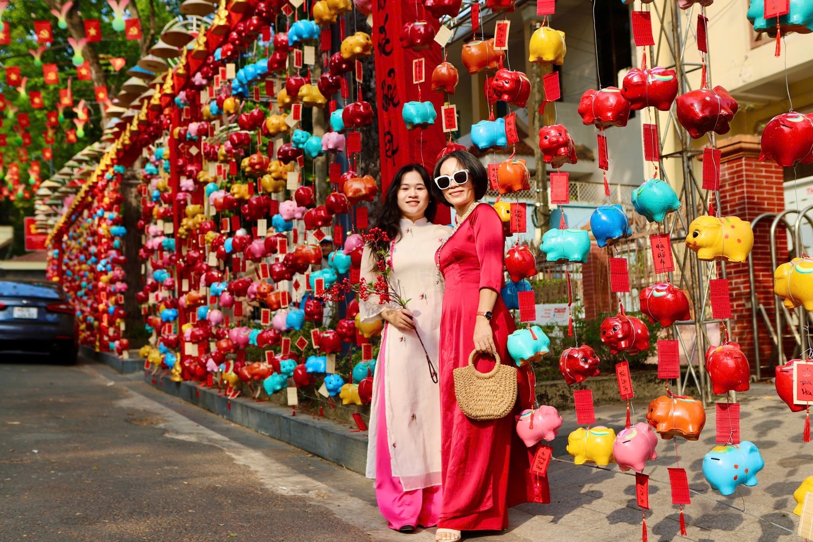 'Đường heo đất' rực rỡ sắc Xuân, điểm check-in độc đáo giữa lòng Thủ Dầu Một- Ảnh 1. 'Đường heo đất' rực rỡ sắc Xuân, điểm check-in độc đáo giữa lòng Thủ Dầu Một- Ảnh 1.