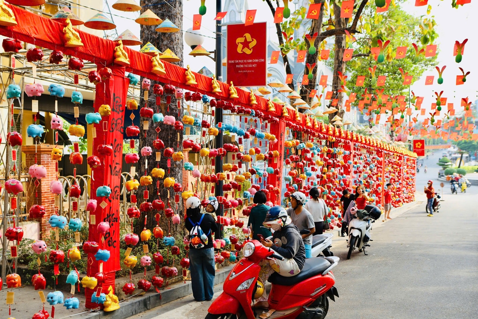 'Đường heo đất' rực rỡ sắc Xuân, điểm check-in độc đáo giữa lòng Thủ Dầu Một- Ảnh 4. 'Đường heo đất' rực rỡ sắc Xuân, điểm check-in độc đáo giữa lòng Thủ Dầu Một- Ảnh 4.