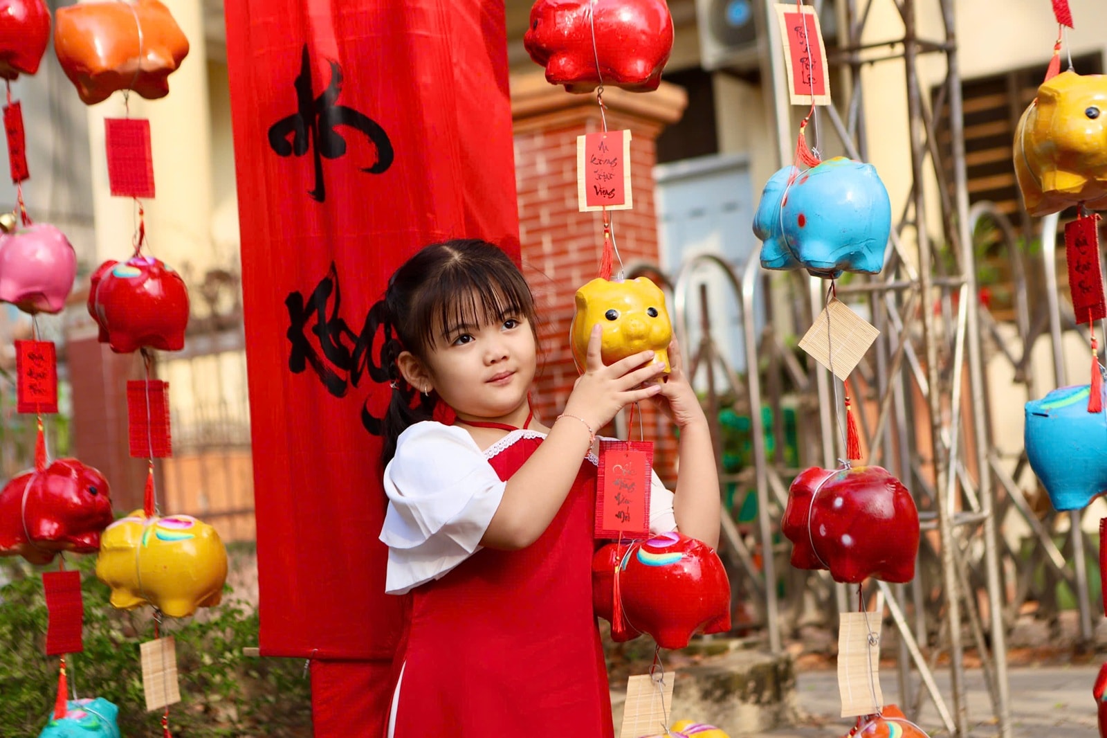 'Đường heo đất' rực rỡ sắc Xuân, điểm check-in độc đáo giữa lòng Thủ Dầu Một- Ảnh 5. 'Đường heo đất' rực rỡ sắc Xuân, điểm check-in độc đáo giữa lòng Thủ Dầu Một- Ảnh 5.