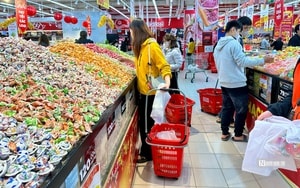 Bán thức ăn đường phố "bẩn" có thể bị phạt đến 3 triệu đồng - Ảnh 3.