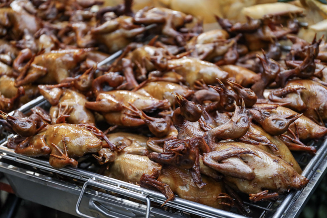 Gà luộc giá 1 triệu đồng/con có gì đặc biệt mà khách vẫn đổ xô mua - Ảnh 4.