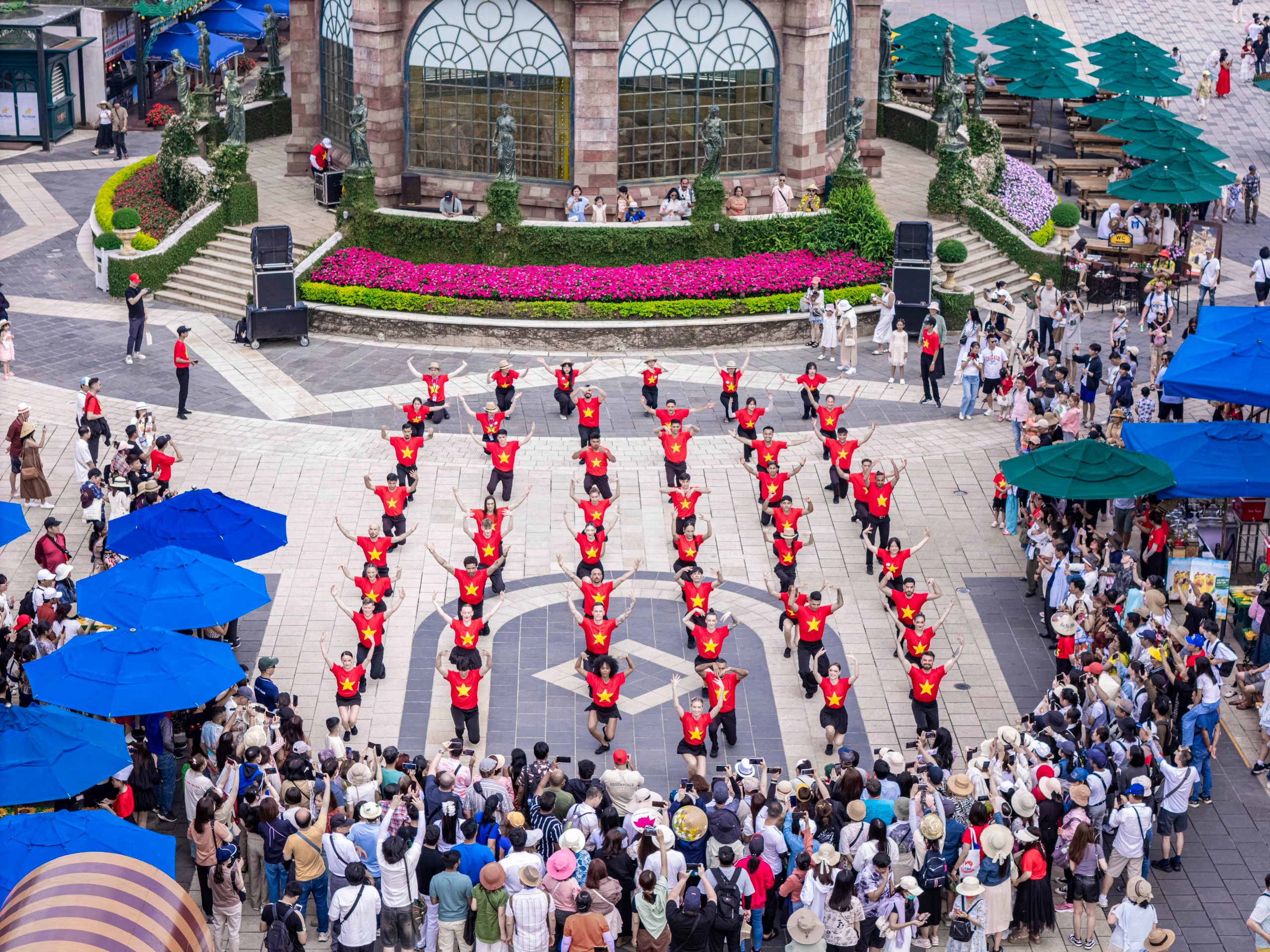 Du khách nườm nượp đổ về các điểm du lịch ở Đà Nẵng- Ảnh 1. Du khách nườm nượp đổ về các điểm du lịch ở Đà Nẵng- Ảnh 1.