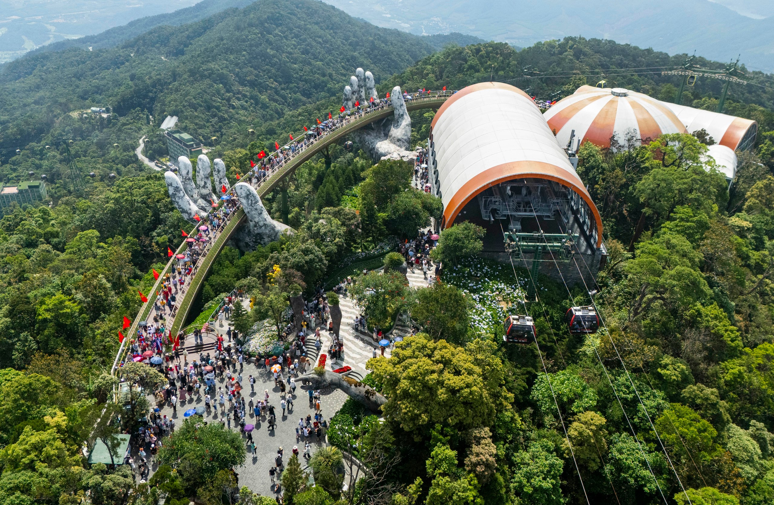 Du khách nườm nượp đổ về các điểm du lịch ở Đà Nẵng- Ảnh 2. Du khách nườm nượp đổ về các điểm du lịch ở Đà Nẵng- Ảnh 2.