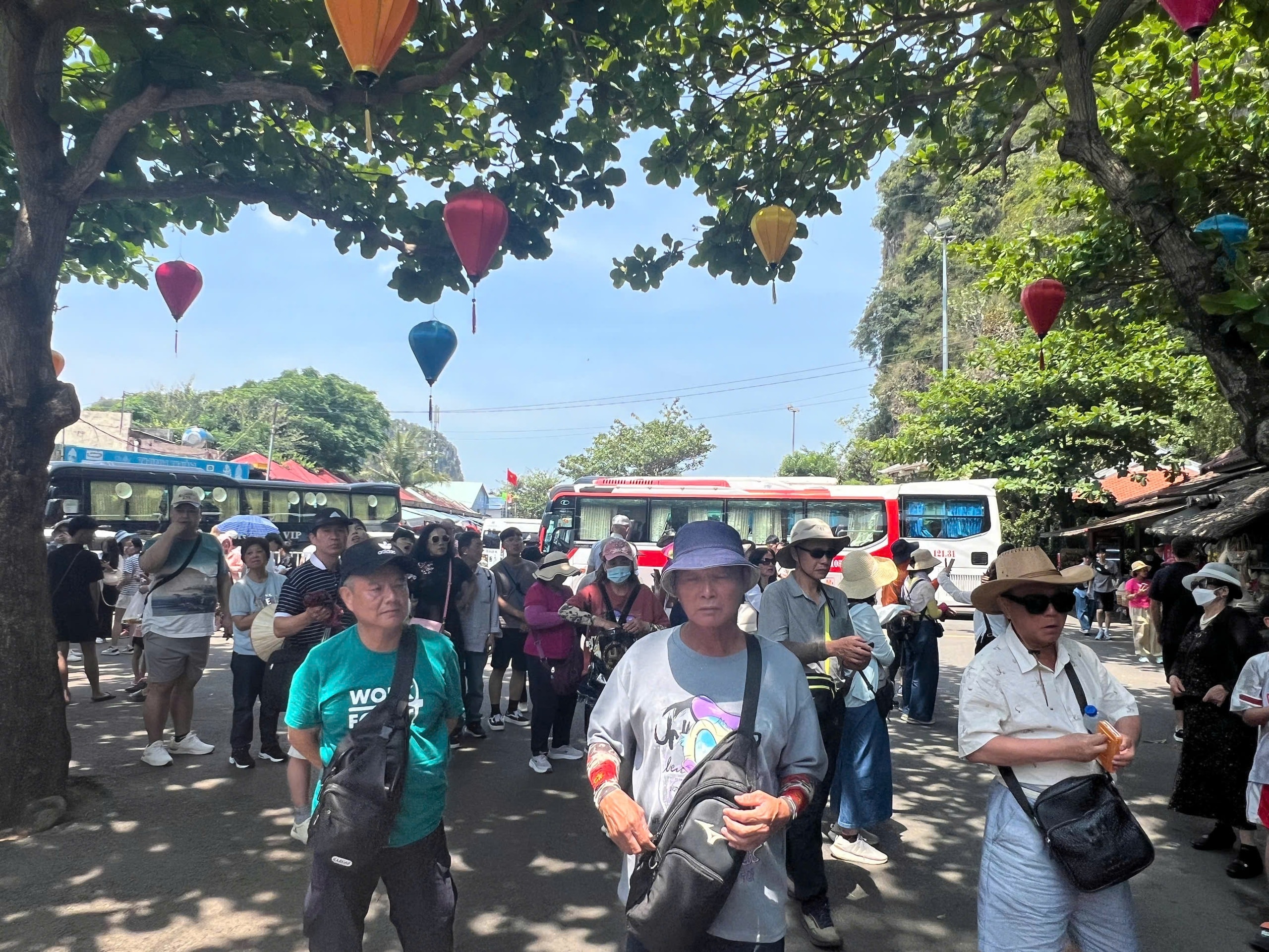 Du khách nườm nượp đổ về các điểm du lịch ở Đà Nẵng- Ảnh 6. Du khách nườm nượp đổ về các điểm du lịch ở Đà Nẵng- Ảnh 6.