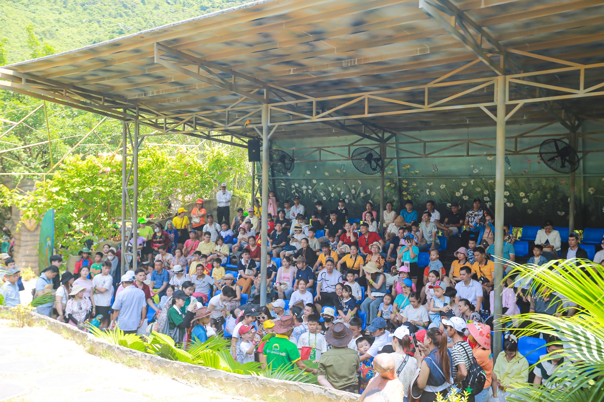 Du khách nườm nượp đổ về các điểm du lịch ở Đà Nẵng- Ảnh 3. Du khách nườm nượp đổ về các điểm du lịch ở Đà Nẵng- Ảnh 3.