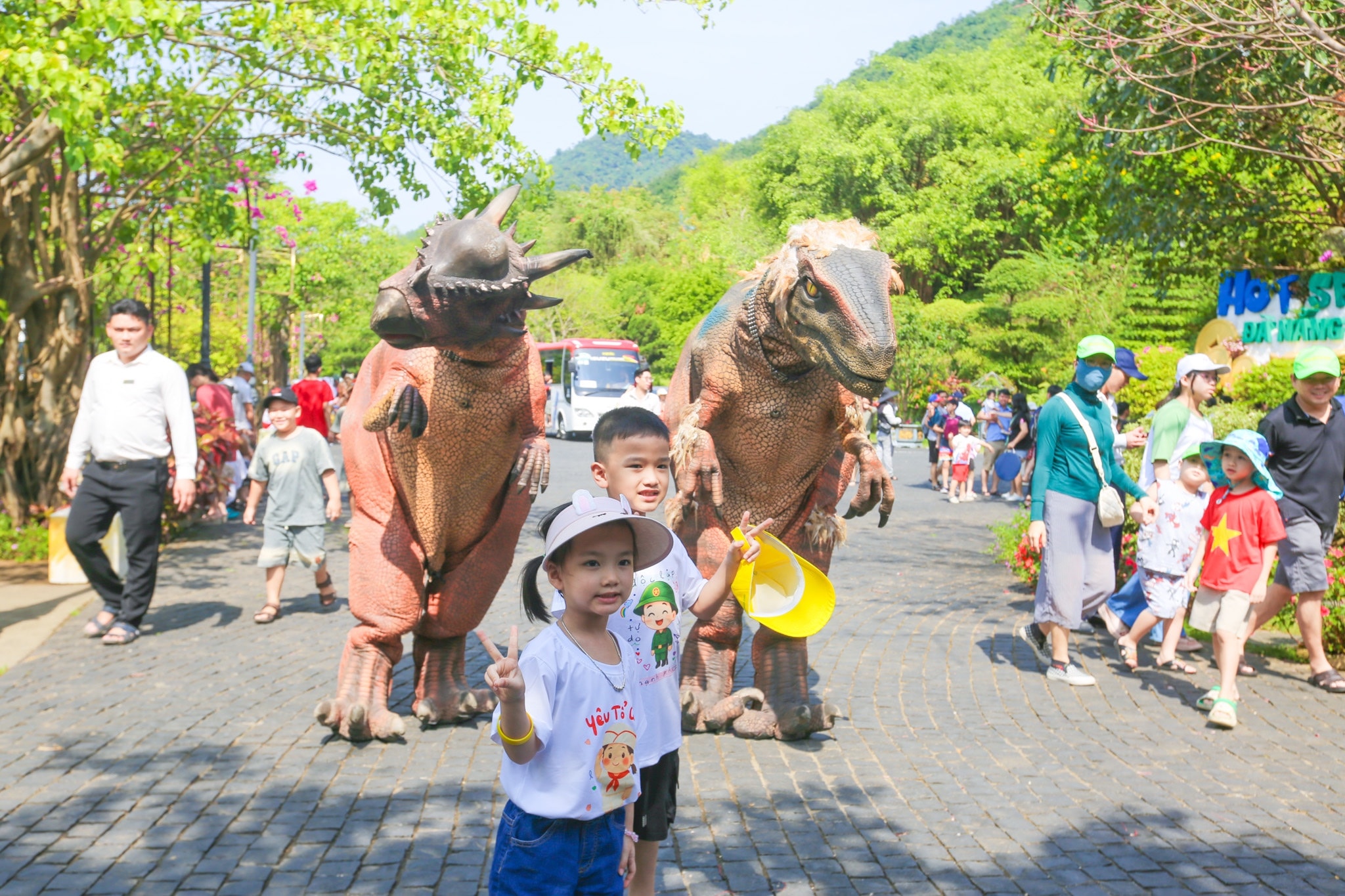 Du khách nườm nượp đổ về các điểm du lịch ở Đà Nẵng- Ảnh 4. Du khách nườm nượp đổ về các điểm du lịch ở Đà Nẵng- Ảnh 4.